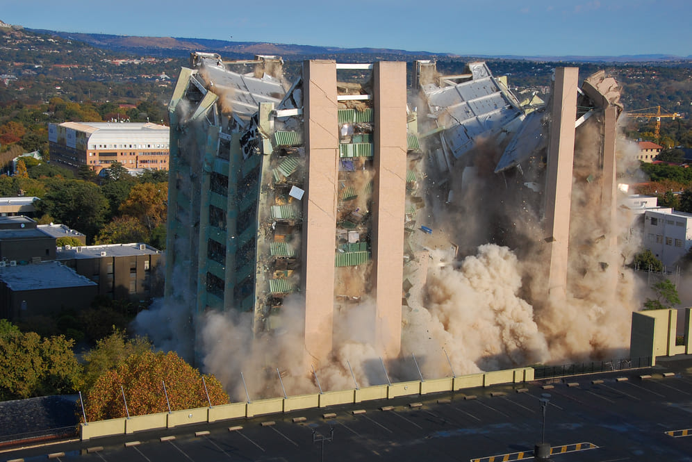 その光景は壮観 ビル爆破解体の現状と解体 失敗 シーンまとめ 解体業者の工事費用 料金を無料でお見積もり 解体まるわかりナビ 公式